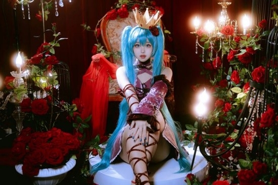 韓妹COS初音未來：絲襪膠衣大展偶像身材
