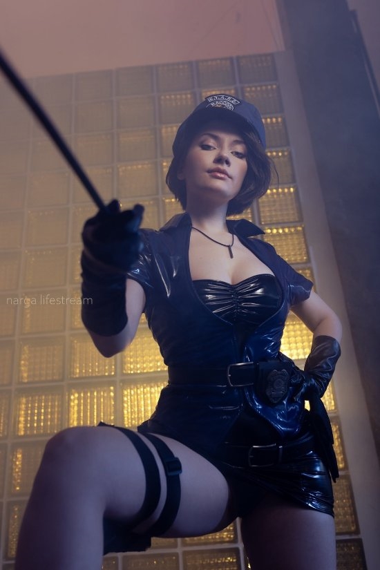 美女COS《生化危機(jī)3》吉爾：美艷警服頗具女王氣質(zhì)