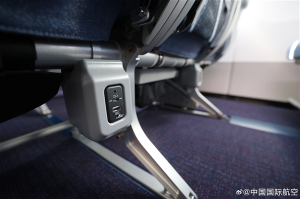 國航首架C919國產(chǎn)大飛機座艙細節(jié)：配有手機支架、60W USB-C接口