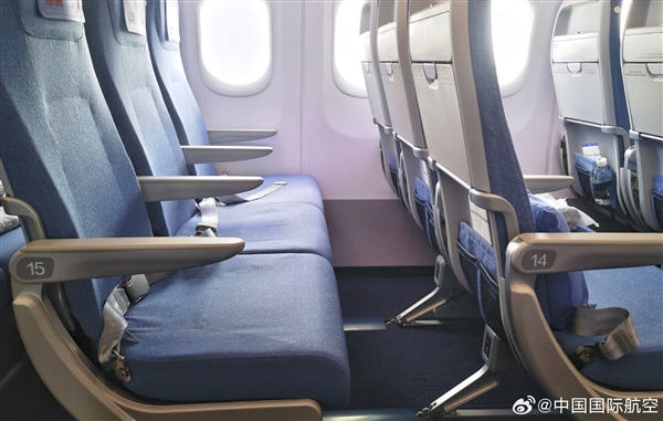 國航首架C919國產(chǎn)大飛機(jī)座艙細(xì)節(jié)：配有手機(jī)支架、60W USB-C接口