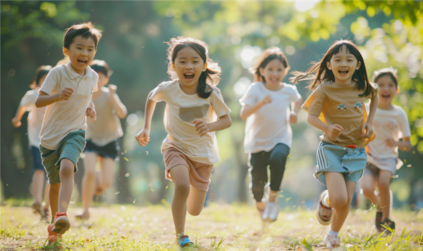 幼童被關(guān)廁所“立規(guī)矩”：我們?cè)撊绾闻c公共空間中的兒童相處