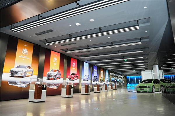 比亞迪首個(gè)新能源汽車科普館迪空間鄭州開放 配260平裸眼3D屏