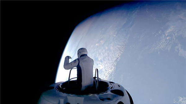 SpaceX再創(chuàng)歷史 人類首次商業(yè)太空行走成