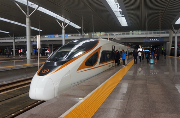 全長6824.6米！西延高鐵高哨東漢寨隧道貫通：單洞雙線設(shè)計