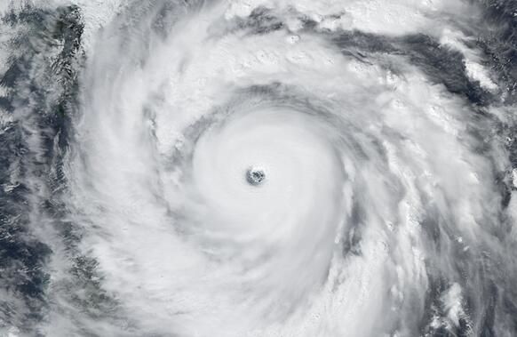 臺(tái)風(fēng)“貝碧嘉”過(guò)境上海 男子在積水天臺(tái)上泡澡