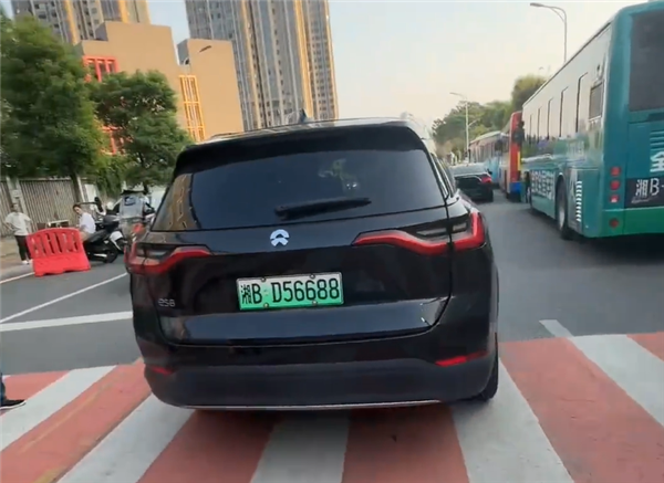 男子駕車逆行強闖護學崗還罵人 官方通報：扣分、罰款、拘留