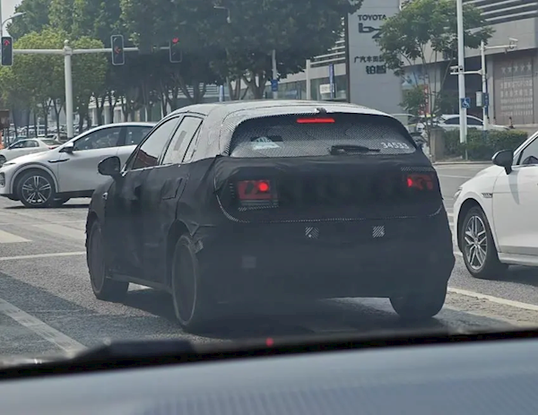 預(yù)計(jì)售價(jià)十萬級(jí)！蔚來螢火蟲首車內(nèi)飾曝光：精致且高端