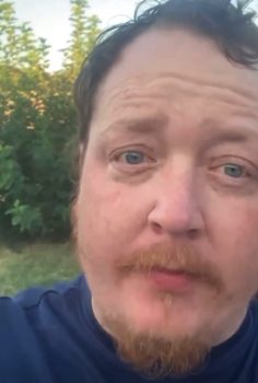 美國老哥用一杯大便熏跑比賽對手！贏了一輛車