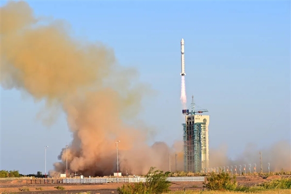中國(guó)第一顆可重復(fù)使用返回式技術(shù)試驗(yàn)衛(wèi)星發(fā)射成功！