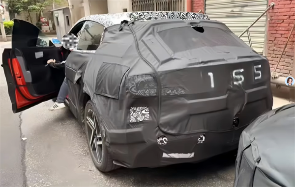 小米 SUV 新車諜照流出，展示無邊框車門
