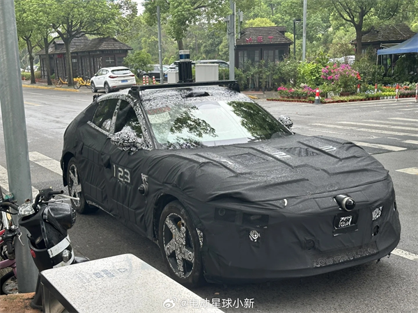 小米 SUV 新車(chē)諜照流出，展示無(wú)邊框車(chē)門(mén)