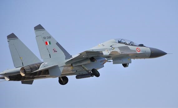 為看蘇-30MKI、孔雀直升機(jī)：印度航展至少140萬(wàn)人涌入現(xiàn)場(chǎng) 結(jié)果發(fā)生踩踏