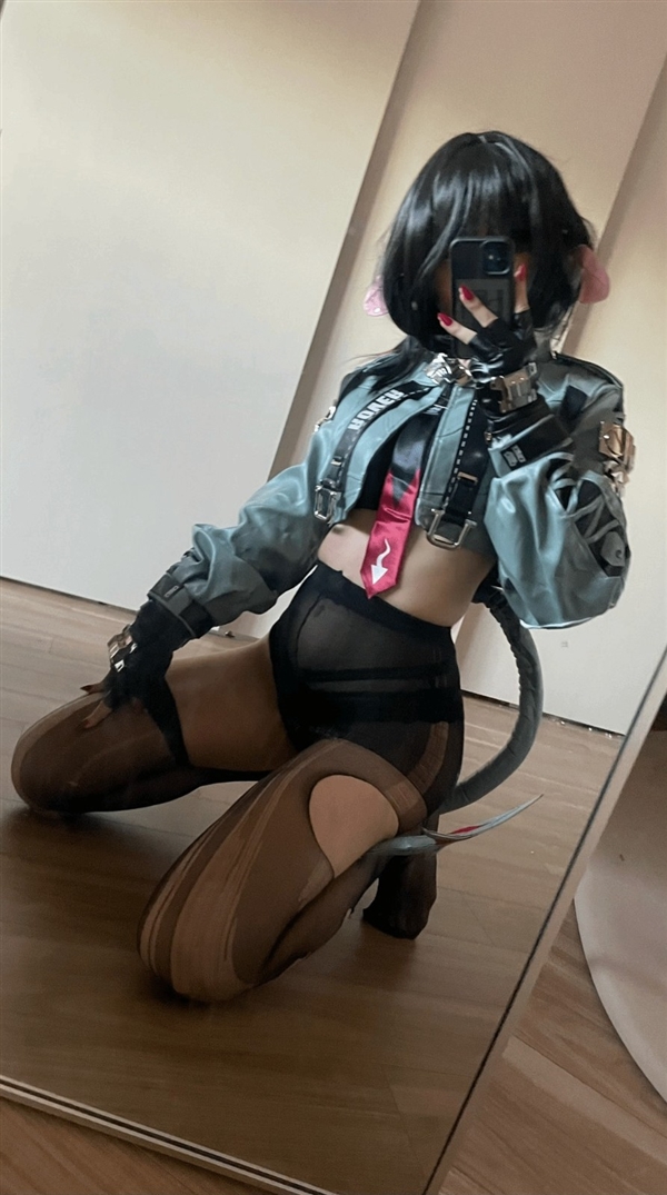 日本美女Cos《絕區(qū)零》簡美圖賞：性感還原 身材絕佳