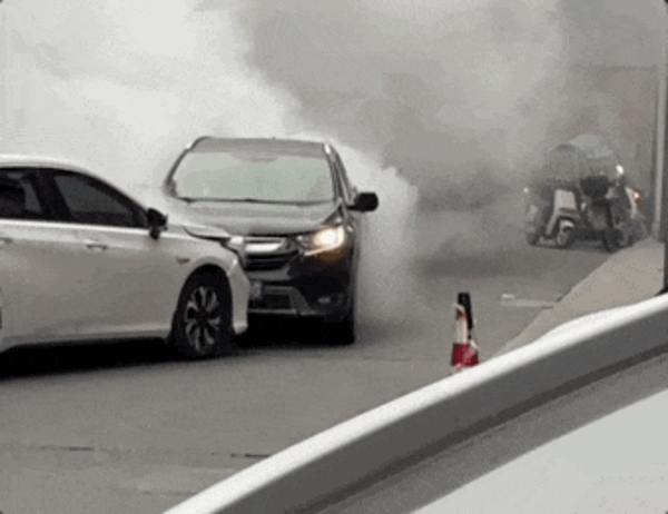 轎車(chē)鬧市突然失控撞向人群！湖北司機(jī)死死頂住 廣汽埃安為英雄車(chē)主獎(jiǎng)勵(lì)霸王龍