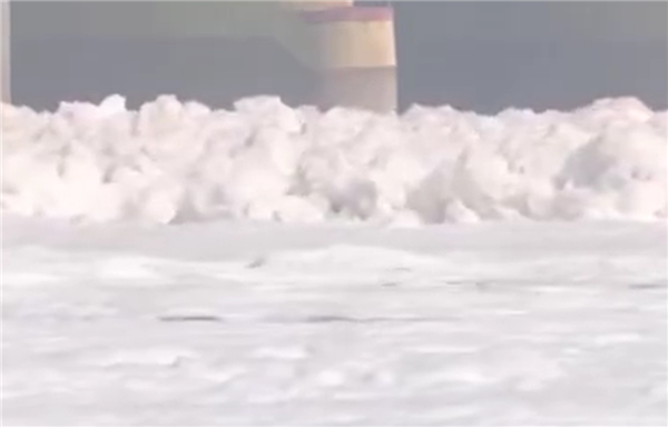 印度首都河面漂浮大量有毒泡沫：一眼望不到邊