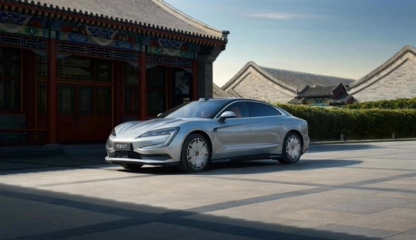 比亞迪首款百萬級轎車仰望U7內飾曝光！延續(xù)U8設計 配備5塊大屏