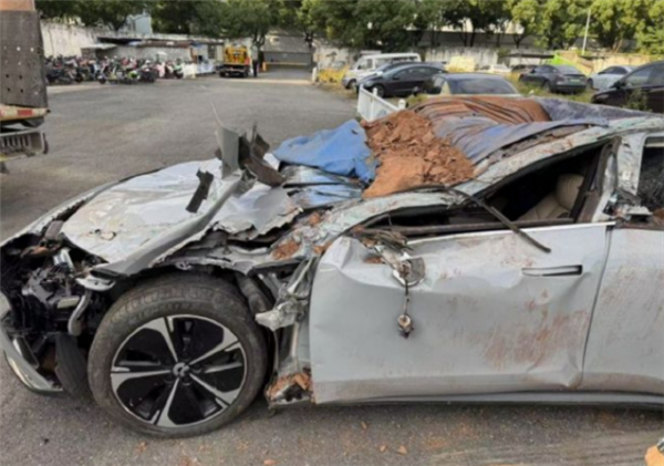 遭40噸土方車側(cè)傾壓頂！蔚來(lái)ET5T扛下了：車內(nèi)人員死里逃生
