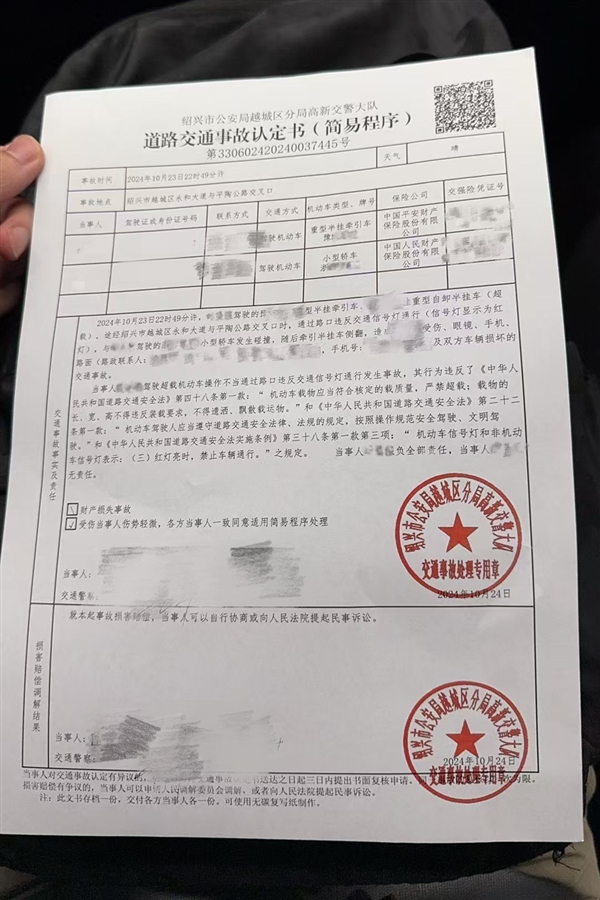遭40噸土方車側(cè)傾壓頂！蔚來(lái)ET5T扛下了：車內(nèi)人員死里逃生