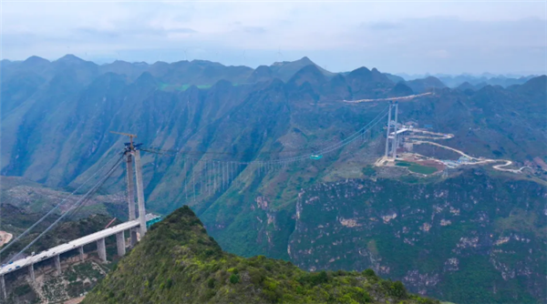 世界高橋！貴州花江峽谷大橋完成首件鋼桁梁吊裝
