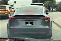 疑新款特斯拉Model Y Plaid無(wú)偽裝諜照曝光：首次用上貫穿尾燈