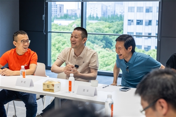 雷軍談蔚來投資：從創(chuàng)始投資人變成了同一戰(zhàn)壕的隊(duì)友