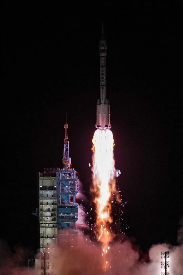 神舟一號(hào)發(fā)射整整25年！航天飛機(jī)、載人飛船爭(zhēng)論了3年多