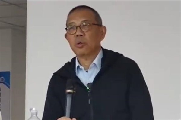 員工稱胖東來(lái)不賣農(nóng)夫山泉綠瓶水 鐘睒睒?lè)Q長(zhǎng)期喝一定有問(wèn)題