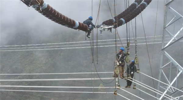 世界海拔高！我國特高壓輸電線路工程“鄂1標(biāo)段”全線貫通