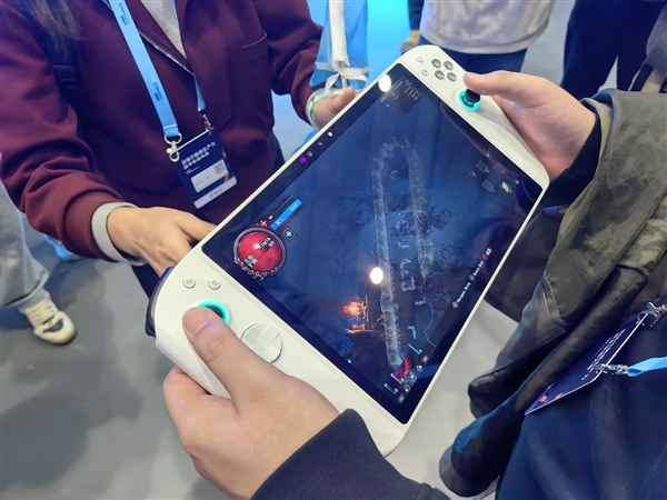 騰訊+Intel+京東方三強(qiáng)聯(lián)手！全球首款裸眼3D PC游戲掌機(jī)問(wèn)世：實(shí)拍圖來(lái)了