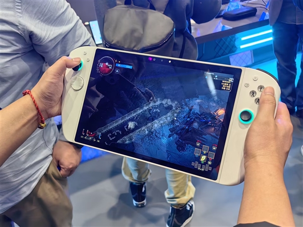 騰訊+Intel+京東方三強(qiáng)聯(lián)手！全球首款裸眼3D PC游戲掌機(jī)問(wèn)世：實(shí)拍圖來(lái)了