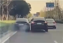 兩特斯拉公路狂飆相撞：殃及一輛寶馬轎車