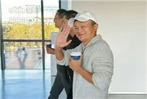 馬云現(xiàn)身阿里巴巴園區(qū)！頭戴鴨舌帽手拿咖啡 氣色不錯