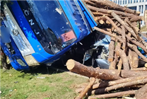 特斯拉被貨車壓頂車主無傷！陶琳：買車就選特斯拉 只講硬道理