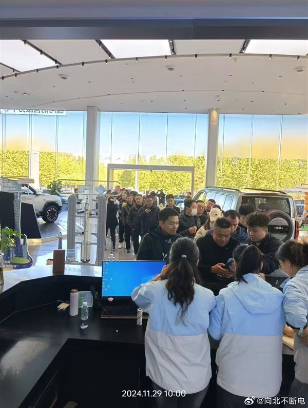 合肥今日開(kāi)始買(mǎi)車刷卡高立減6000元：比亞迪4S店被擠爆 車主排隊(duì)交錢(qián)