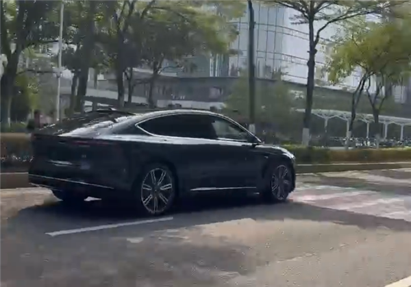 80萬的蔚來電動車上路了！蔚來ET9無偽實車路試：豪車氣場十足
