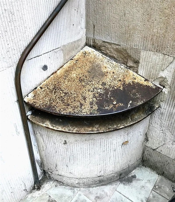 尿液反彈墻！為避免隨地小便 英國(guó)街頭涂防尿漆 一尿就反著滋
