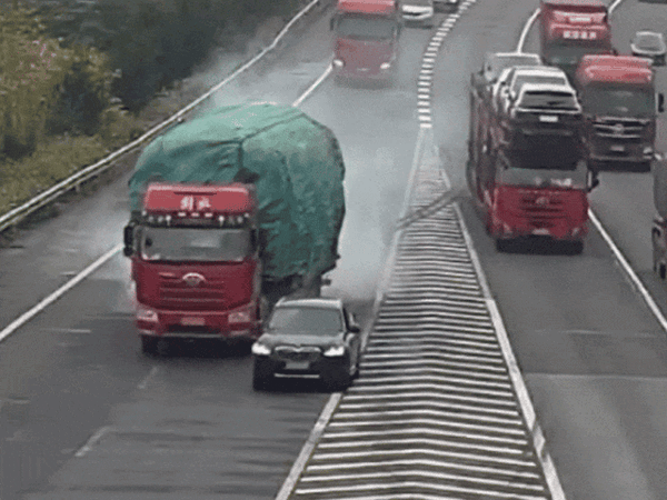 小車高速錯過路口隨意變道 大貨車剎車都踩冒煙了