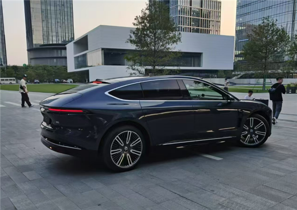 蔚來貴量產電車 ET9實車首次曝光：大四座有前備箱