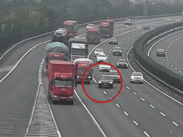 小車高速錯過路口隨意變道 大貨車剎車都踩冒煙了