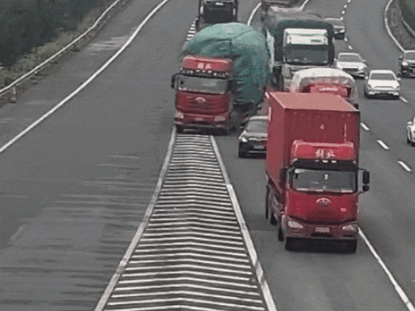 小車高速錯過路口隨意變道 大貨車剎車都踩冒煙了