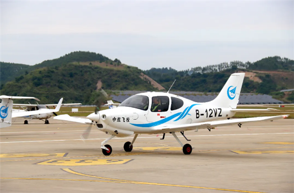 國產(chǎn)民用初級(jí)教練機(jī)！“領(lǐng)雁”AG100飛機(jī)正式投運(yùn)