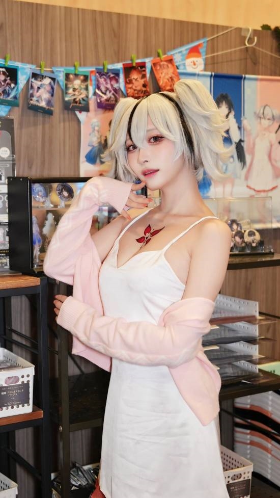 櫻花妹《鳴潮》椿COS欣賞：感受神秘的力量