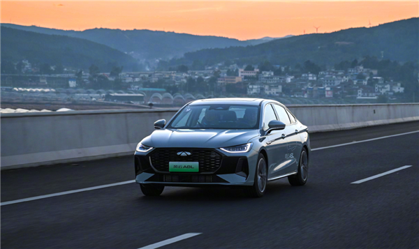劍指比亞迪秦PLUS DM-i！奇瑞風(fēng)云A8L今日上市：滿油滿電能跑2307.8km