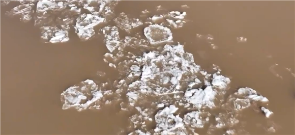 快看！黃河壺口瀑布現(xiàn)今冬首次流凌奇觀：彩虹與冰瀑交相輝映太震撼 