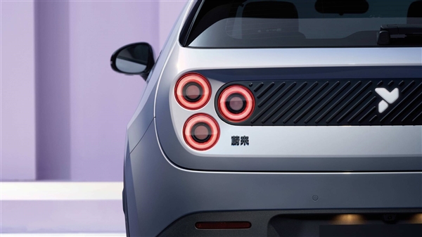蔚來全新品牌螢火蟲首車亮相：獨(dú)樹一幟“三眼燈”