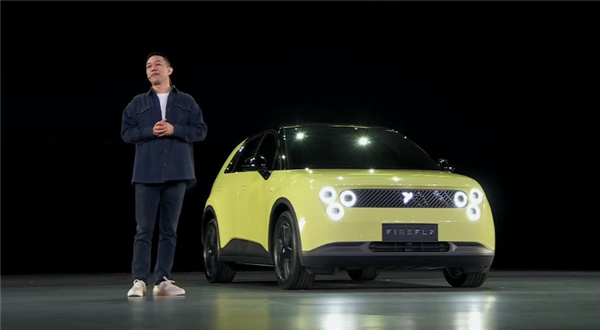 蔚來全新品牌螢火蟲首車亮相：獨(dú)樹一幟“三眼燈”