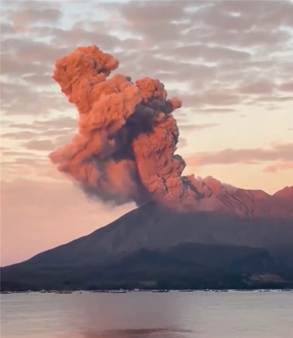 今年已噴40多次 日本櫻島火山再噴發(fā)：灰柱高達(dá)3400米