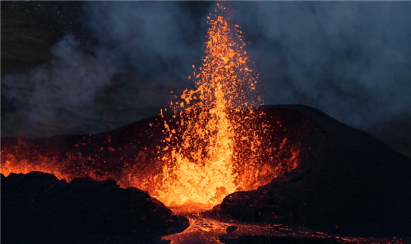 今年已噴40多次 日本櫻島火山再噴發(fā)：灰柱高達(dá)3400米
