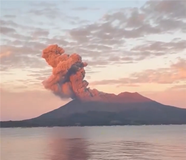 今年已噴40多次 日本櫻島火山再噴發(fā)：灰柱高達(dá)3400米