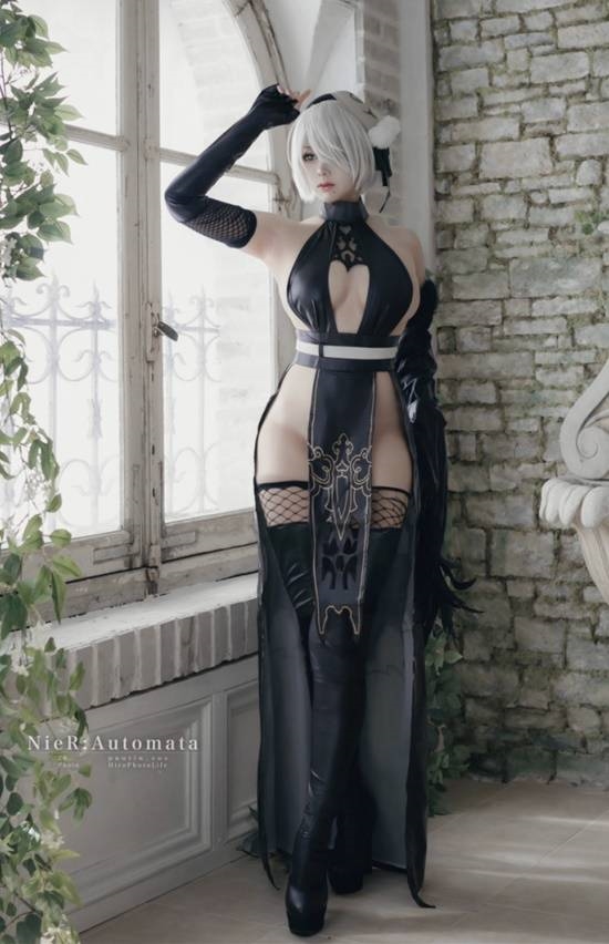 櫻花妹COS《尼爾》2B圣誕裝：大秀身材